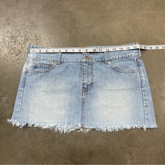 Vintage 90s Hollister Light Wash Jean Low Rise Frayed Hem Mini Skirt Y2K - Picture 6 of 9